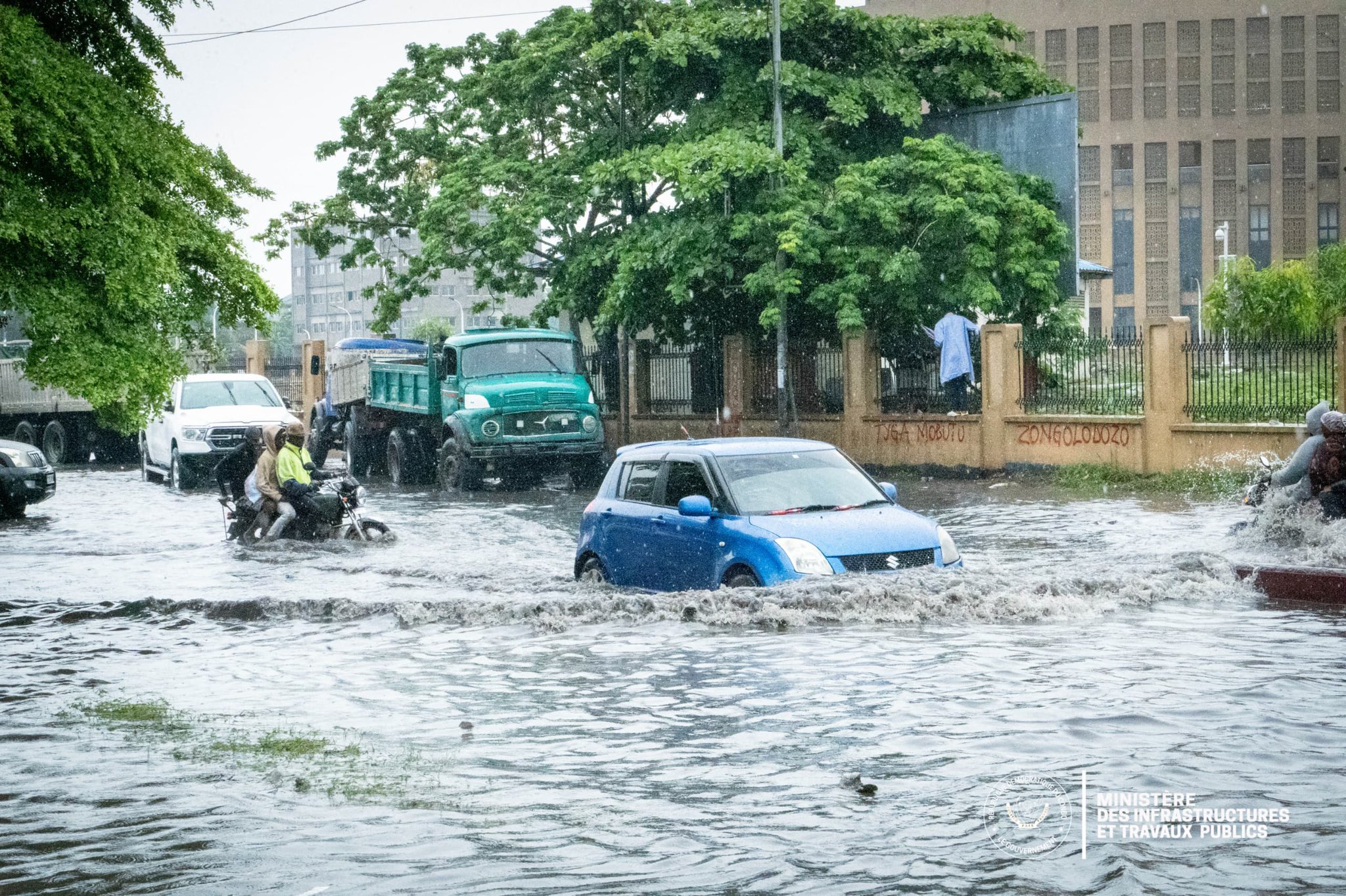 Kinshasa : Après les pluies diluviennes, John Banza Lunda en inspection d’urgence sur les axes inondés