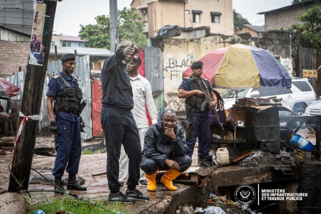 G7lCEPtWMAAFGfF-1024x683 Kinshasa : Après les pluies diluviennes, John Banza Lunda en inspection d’urgence sur les axes inondés
