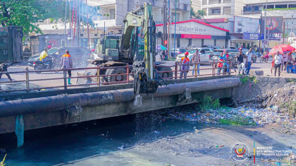 G7zEBH7WoAAwsv6-1024x576 Kinshasa : Le Génie militaire renforcé sur les rivières après l’alerte du ministre John Banza Lunda