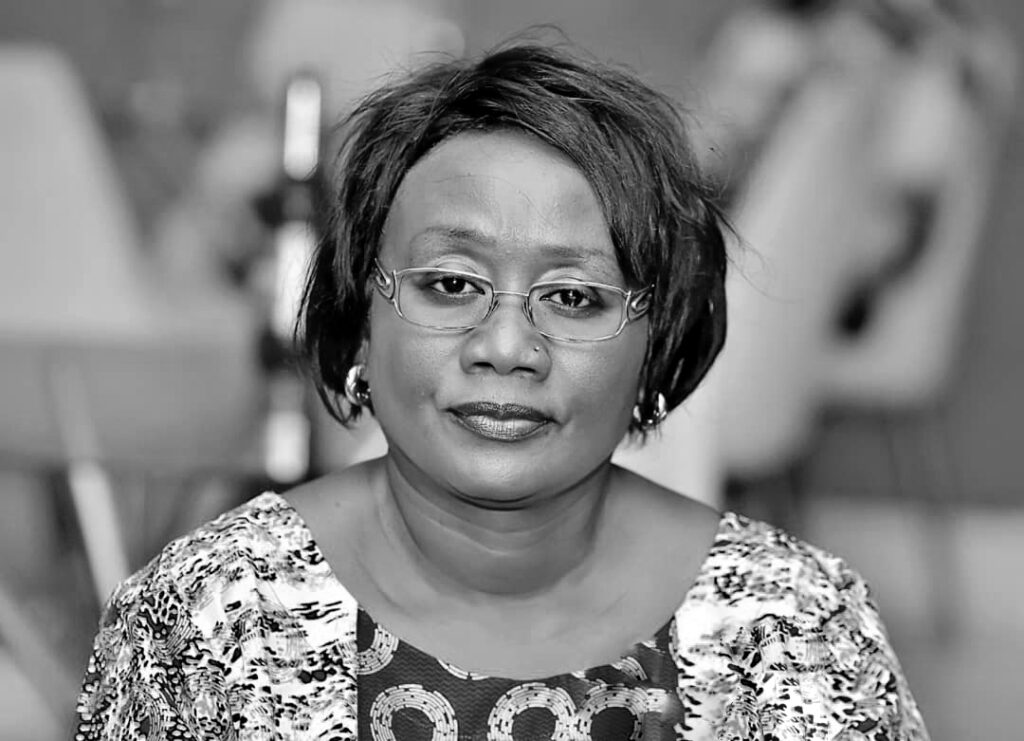 NOIR-BLANC-1024x741 Gisèle Mwamufiya Kapinga, 15 ans au cœur des chiffres : le visage discret mais essentiel de la rigueur à la SNEL S.A