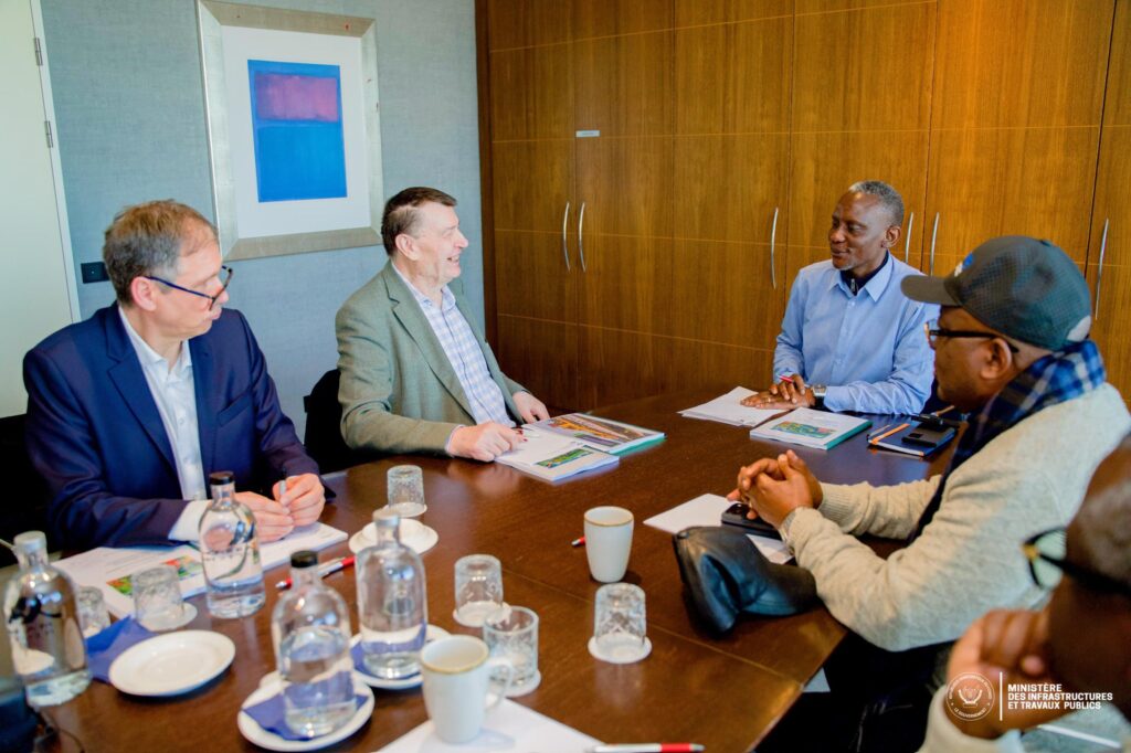 HBLzSL-XsAAd4Kb-1024x682 Kinshasa en route vers la modernité : John Banza Lunda valide officiellement le projet Tramway